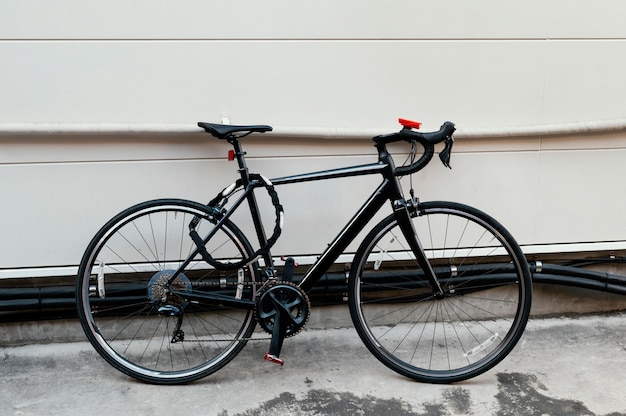 Bicicletta nera legata all'aperto