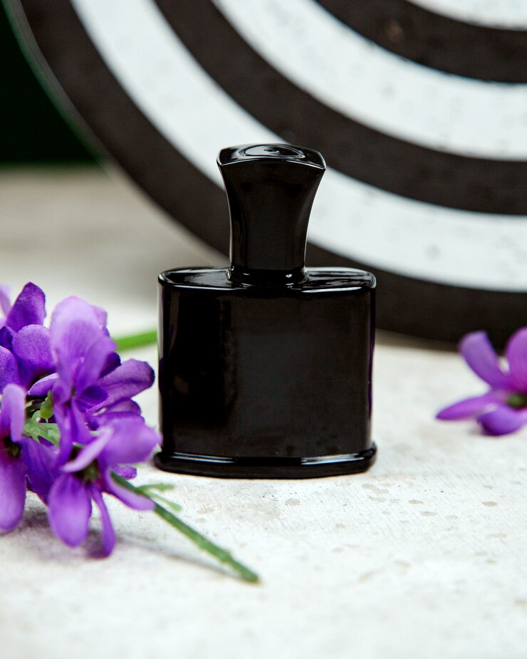 Free Photo black bottle of parfum on the table