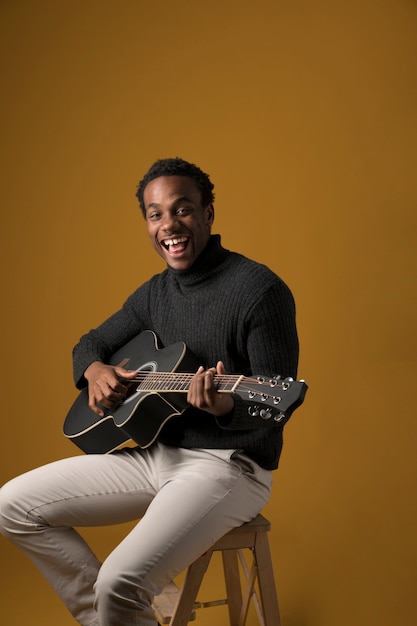 Ragazzo nero che suona la chitarra