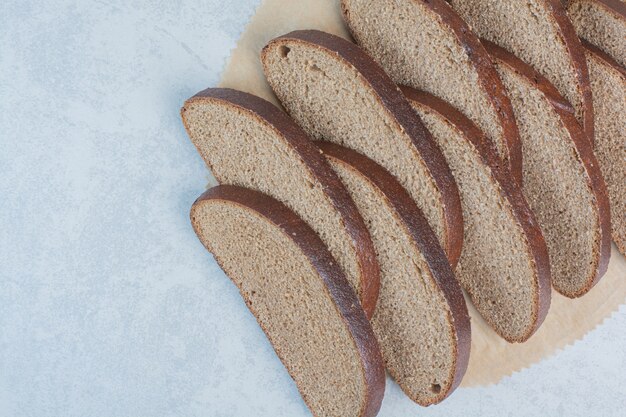 Foto gratuita fette di pane nero su sfondo di marmo. foto di alta qualità