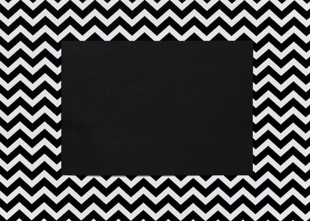 Бесплатное фото Черный картон с абстрактной рамкой