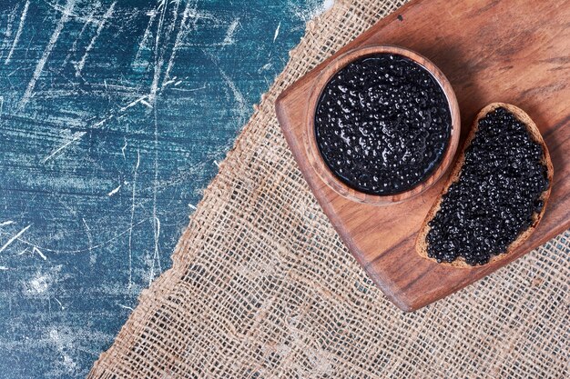 Foto gratuita caviale nero sulla fetta di pane.