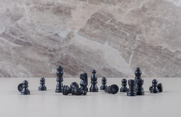 大理石に飾られた黒いチェスの駒