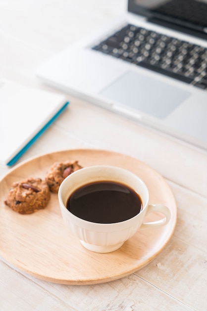 Бесплатное фото Черный кофе и печенье с ноутбуком и записная книжка