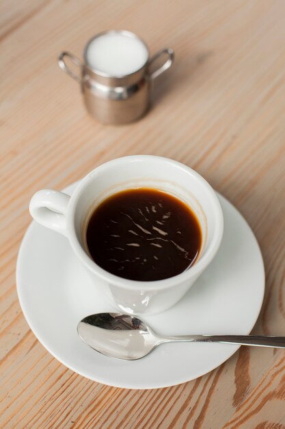 カフェショップの机の上のミルクとブラックコーヒー
