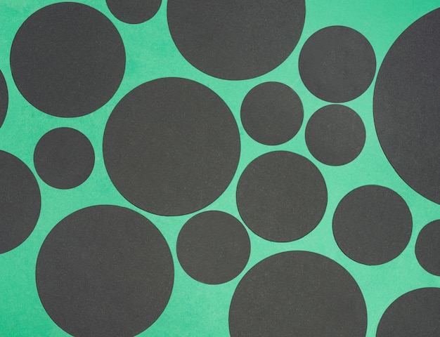 Черный дизайн формы круга на зеленом фоне