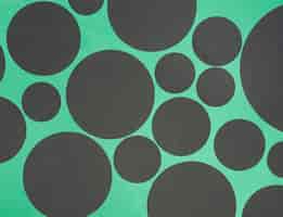 Бесплатное фото Черный дизайн формы круга на зеленом фоне