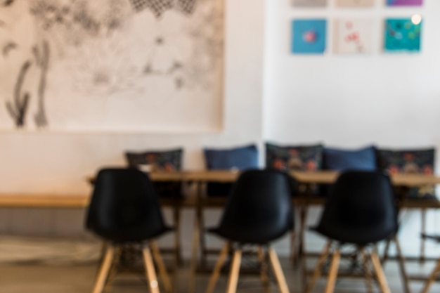 Free photo black empty chairs and table in the coffee shop