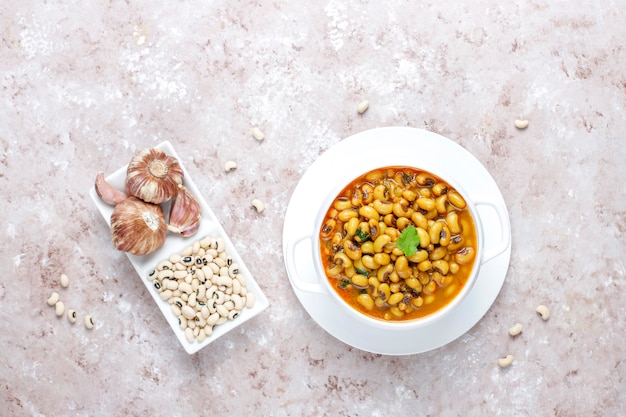 Foto gratuita curry di fagioli dagli occhi neri, cucina indiana.