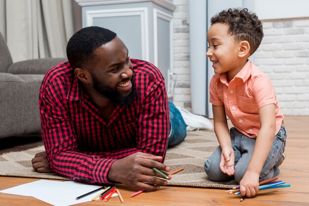 바닥에 연필로 흑인 아버지와 아들