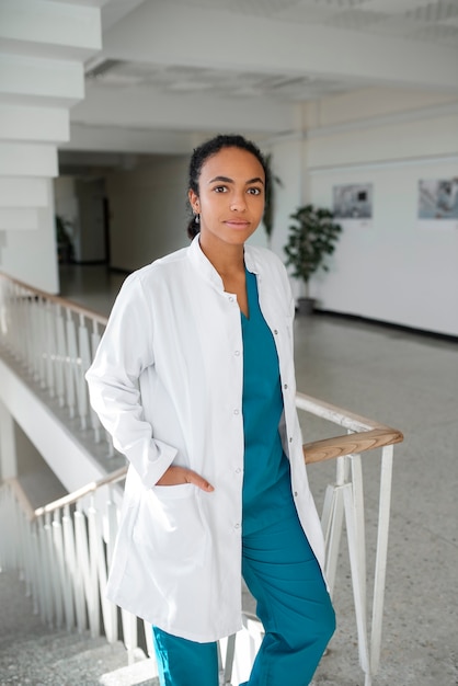 무료 사진 그녀의 일을 하는 흑인 여성 의사