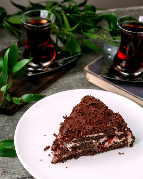 Foto gratuita torta della foresta nera sul tavolo