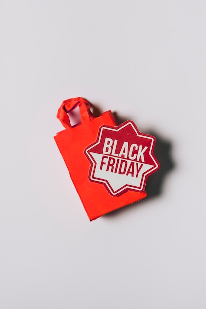 Free photo black friday composition of red bag with sticker