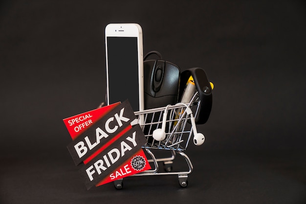 Бесплатное фото Концепция черного пятна со смартфоном в корзине