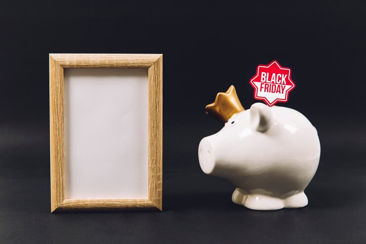 Free Photo black friday discount composition with frame and piggybank