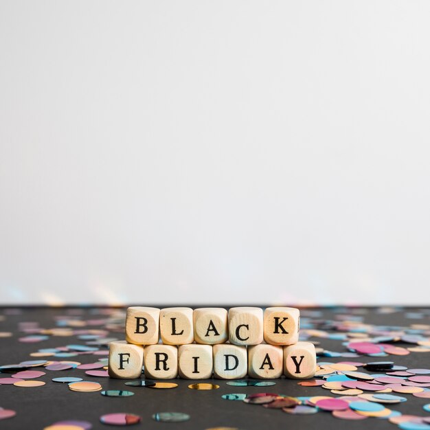 Черная пятница надпись на кубиках на черном столе