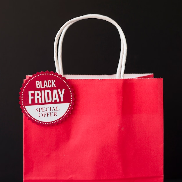 무료 사진 빨간 쇼핑백에 검은 금요일 비문