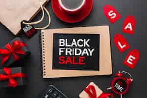 Бесплатное фото Черная пятница продажа ноутбука на черном фоне