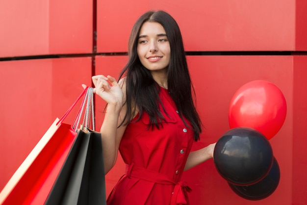 Foto gratuita donna di vendita venerdì nero con palloncini