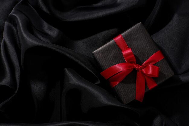 붉은 활과 검은 선물 상자
