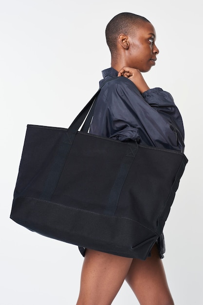 Foto gratuita ragazza nera con una borsa tote vuota oversize nera