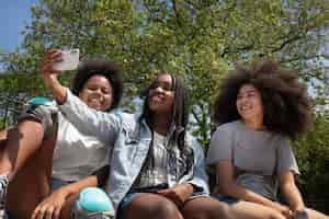 Foto gratuita ragazze nere che trascorrono del tempo insieme all'aperto