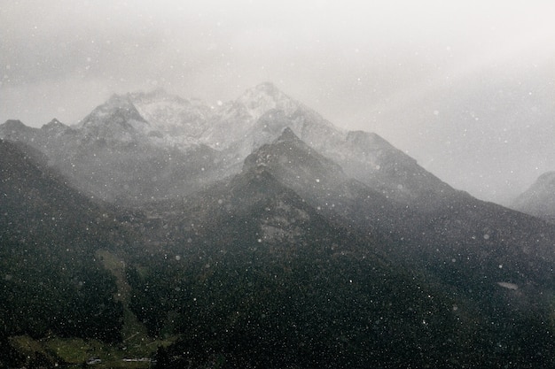 Foto gratuita rovine della montagna nera e grigia