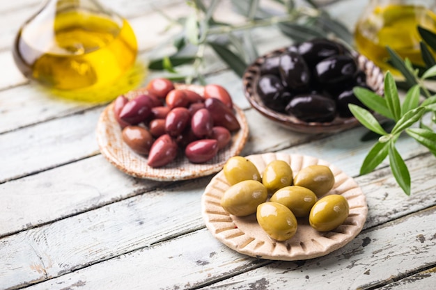 Free photo black and green olives