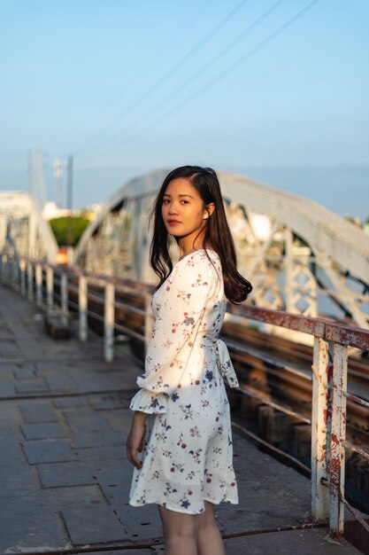 橋の上の黒髪のベトナムの女の子