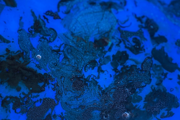 파란색 페인트 색상으로 혼합 된 검정 잉크
