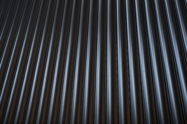黒い鉄スズフェンスが並ぶ背景。金属の質感