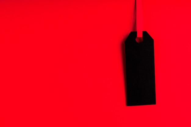 Черная метка на красном фоне с копией пространства