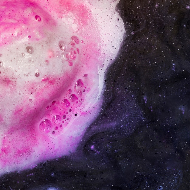 Foto gratuita liquido nero con spume rosa