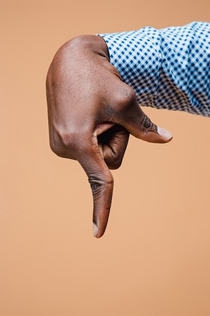 흑인 남성 손 포인트 손가락입니다. 손 제스처-집게 손가락으로 가상 객체를 가리키는 사람