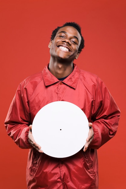 Foto gratuita uomo di colore che posa con i vinili
