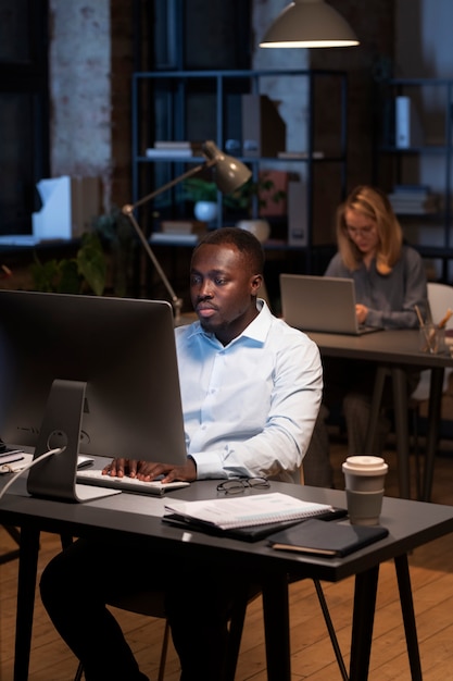 Uomo di colore che utilizza il computer