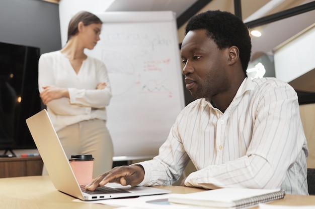 Free photo black man and white woman working together in team.