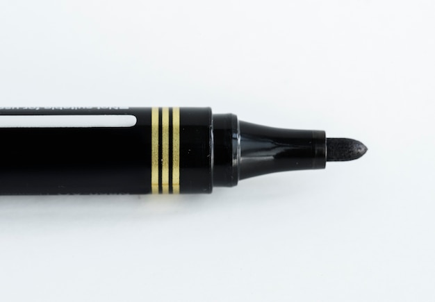 Whtie 배경에 고립 된 검은 색 마커 펜