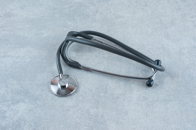 Free photo black medical stethoscope on gray background. high quality photo