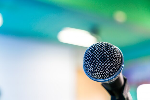 Черный микрофон в конференц-зале (фильтрованное изображение обработано v
