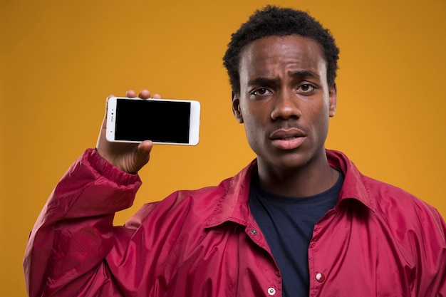 Free photo black model posing with smartphone