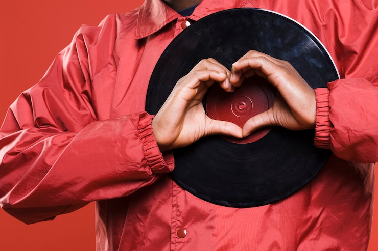 Free Photo black model posing with vinyls