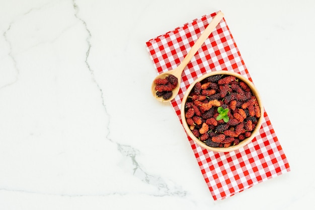 Free photo black mulberry fruit in bowl