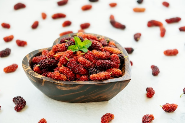 Free photo black mulberry fruit in bowl