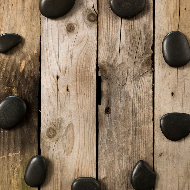녹슨 테이블에 원형 모양을 형성하는 검은 자갈 돌