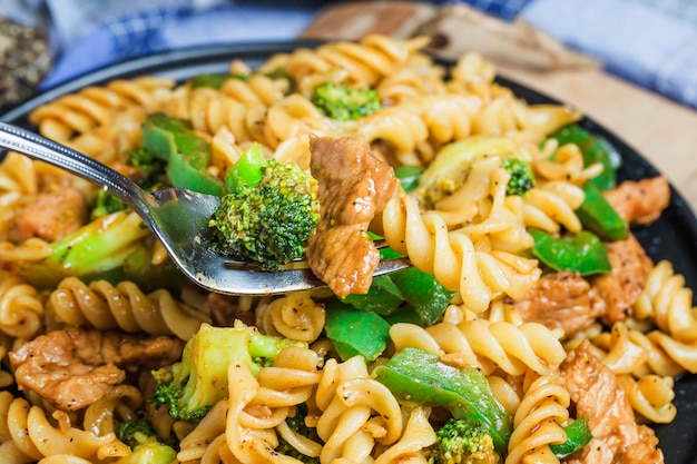 Free photo black pepper pork pasta