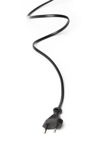 Черный силовой кабель с вилкой и розеткой, изолированной на белом