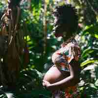 Free photo black pregnant women posing