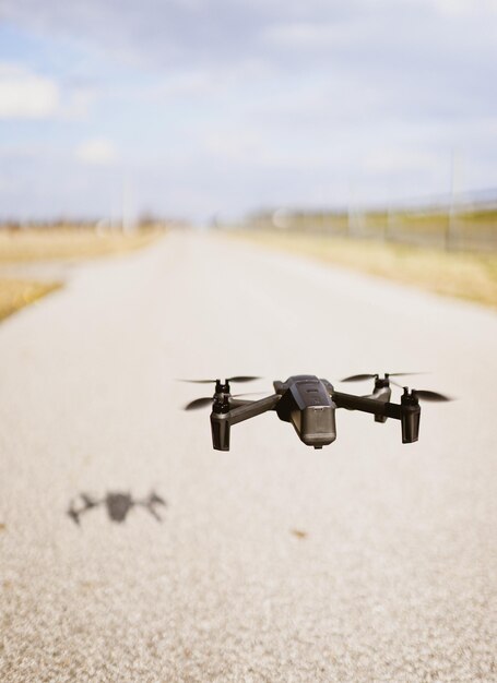 흐린 하늘 위에 검은 quadcopter 무인 항공기