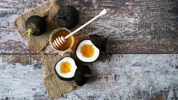 黒大根 蜂蜜入り大根 風邪や咳の自然治癒 健康的なレシピのコンセプトです セレクティブフォーカス プレミアム写真